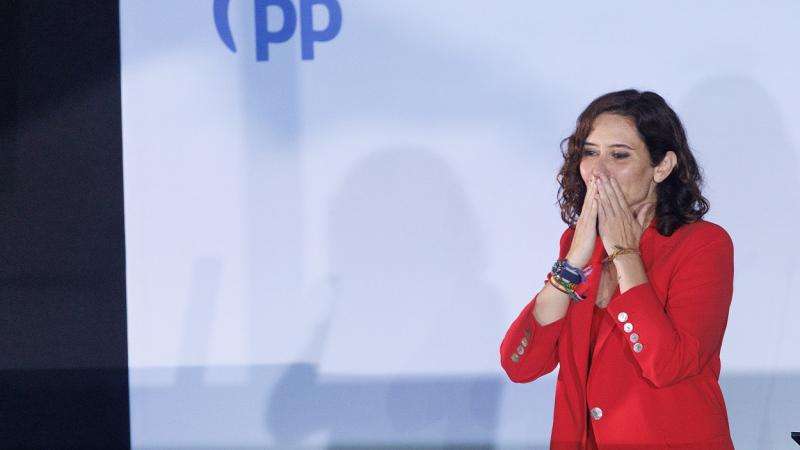 La presidenta de la Comunidad de Madrid, Isabel Díaz Ayuso, en al balcón de Génova