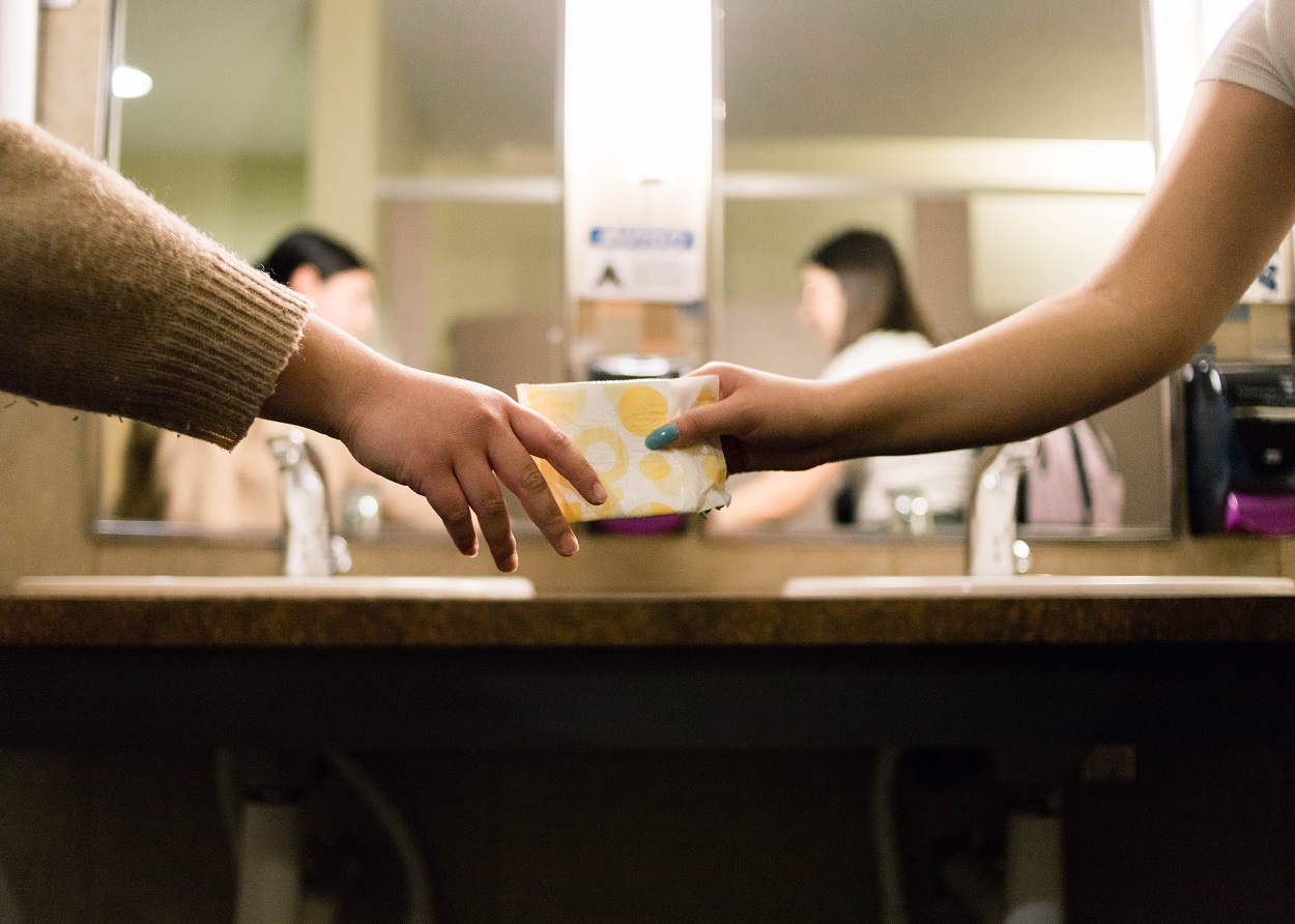 Imagen de dos mujeres en un baño. Annika Gordon