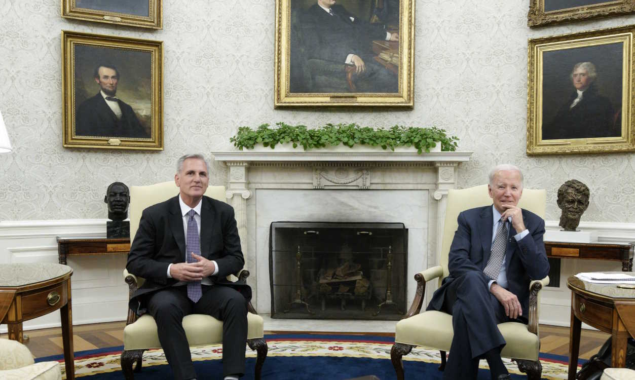 El presidente de Estados Unidos, Joe Biden, con el líder republicano de la Cámara de Representantes, Kevin McCarthy. EP