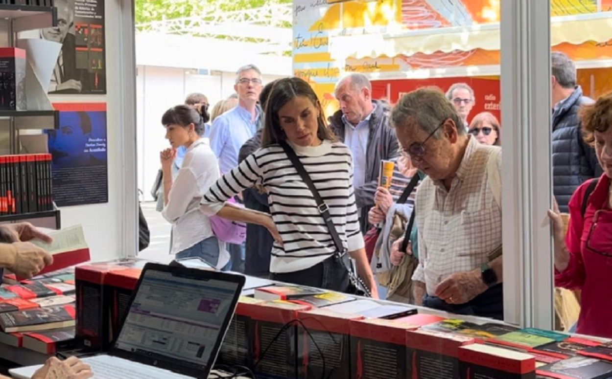 La Reina Letizia se deja ver en El Retiro. Feria del Libro