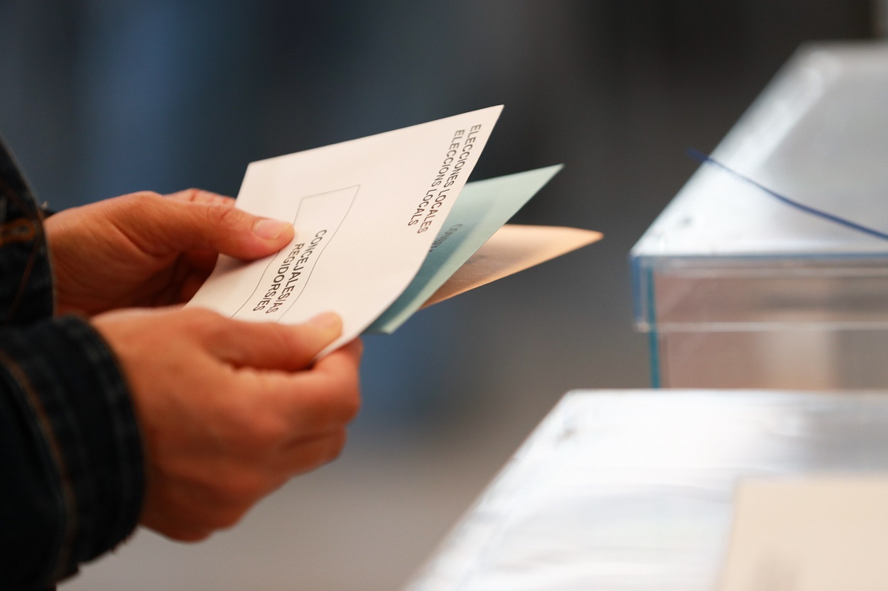 Una persona sostiene papeletas electorales en una imagen de archivo. EP