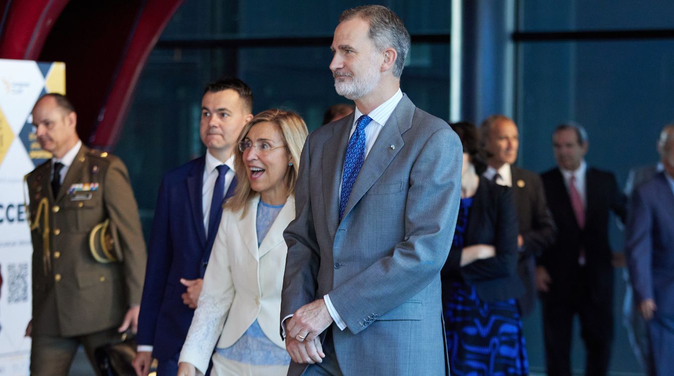 El ministro de Industria, Comercio y Turismo, Héctor Gómez, la presidenta de CEAPI, Núria Vilanova, y el rey Felipe VI, a su llegada al acto inaugural del VI Congreso Iberoamericano CEAPI