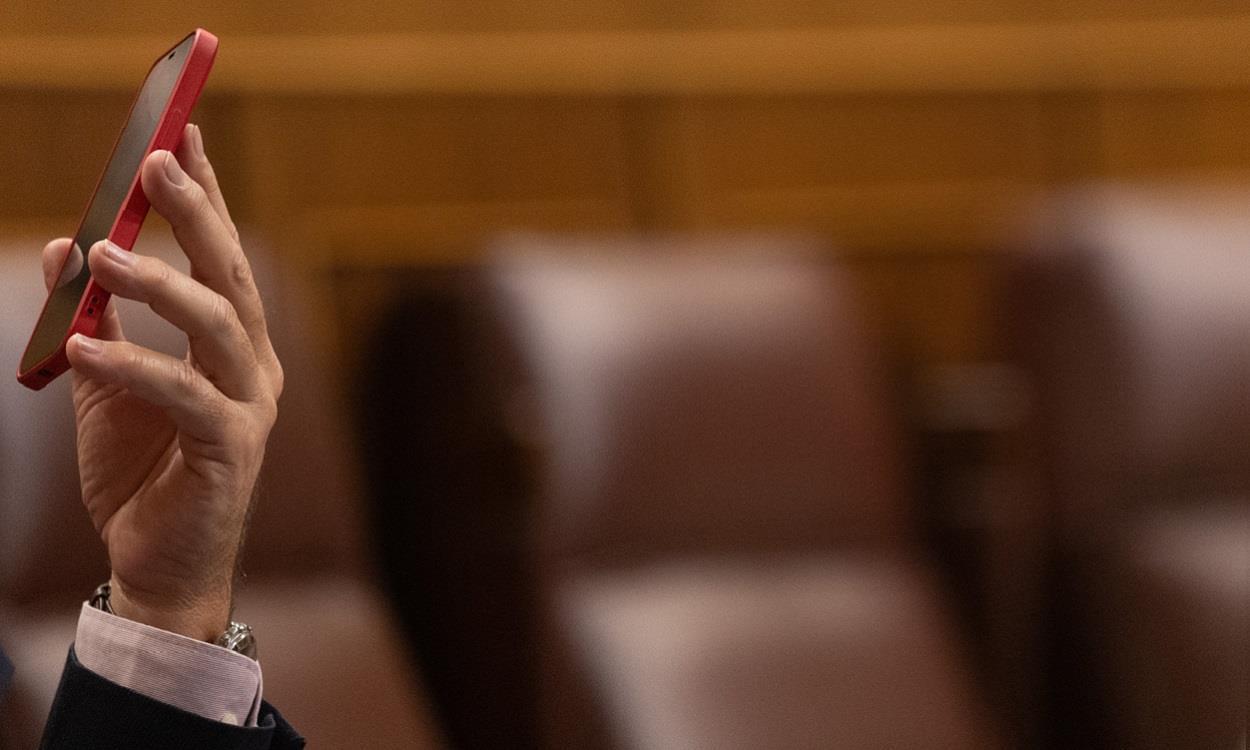 Cuánto tienen que pagar los diputados para quedarse con el móvil del Congreso. EP