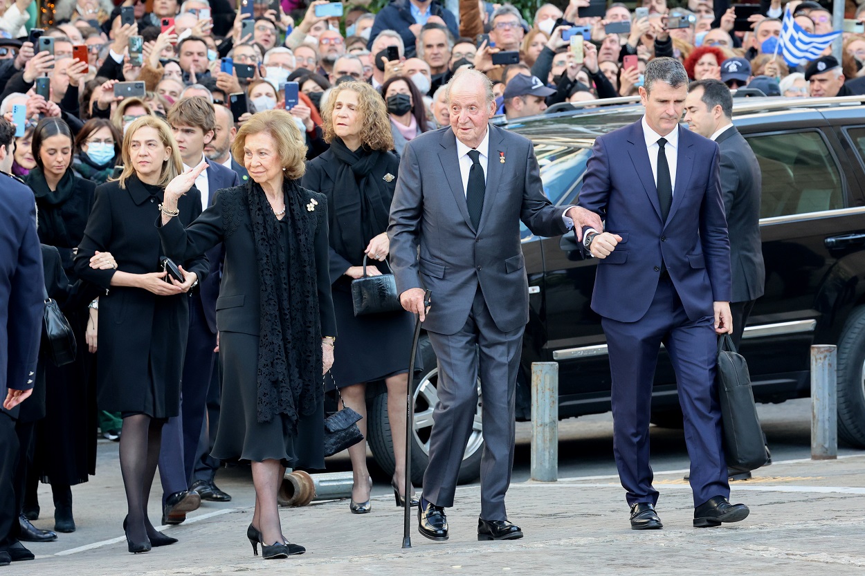 La reina Sofía y el rey Juan Carlos I, acompañados de sus hijas las Infantas Cristina y Elena y sus nietos, llegan al funeral por el rey Constantino de Grecia. EP