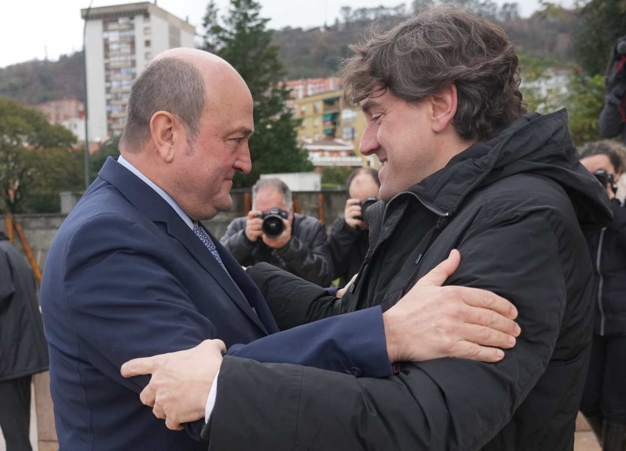 Andoni Ortuzar, líder del PNV, junto a su homólogo socialista, Eneko Andueza. EP