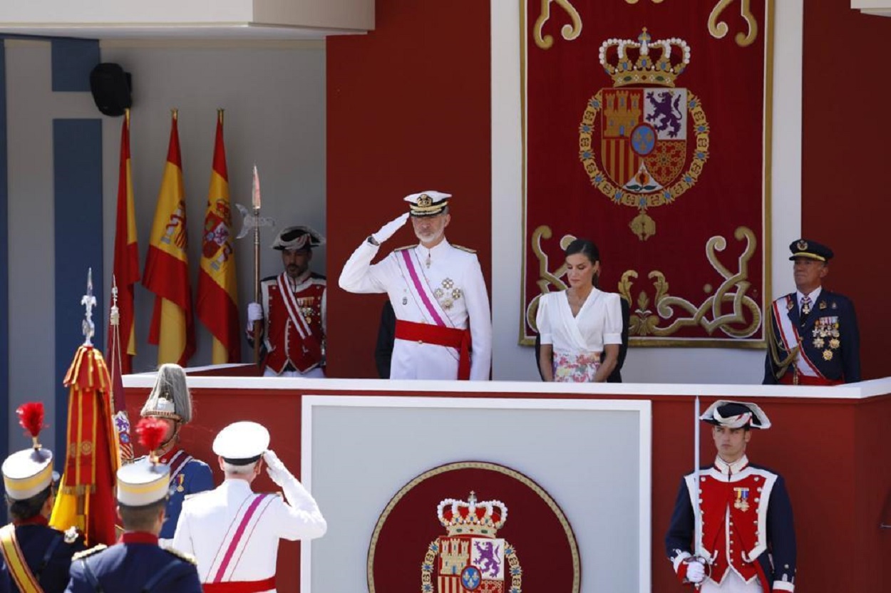 Los Reyes presiden el desfile de las Fuerzas Armadas en Granada. EP