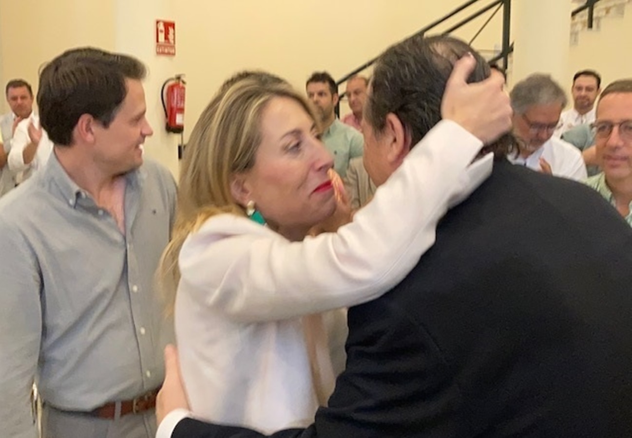 María Guardiola saluda a los presentes en la Junta Directiva Regional del PP. (Foto: EP)