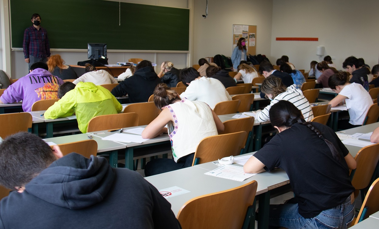 Imagen de archivo de estudiantes durante la EBAU de 2022. EP.