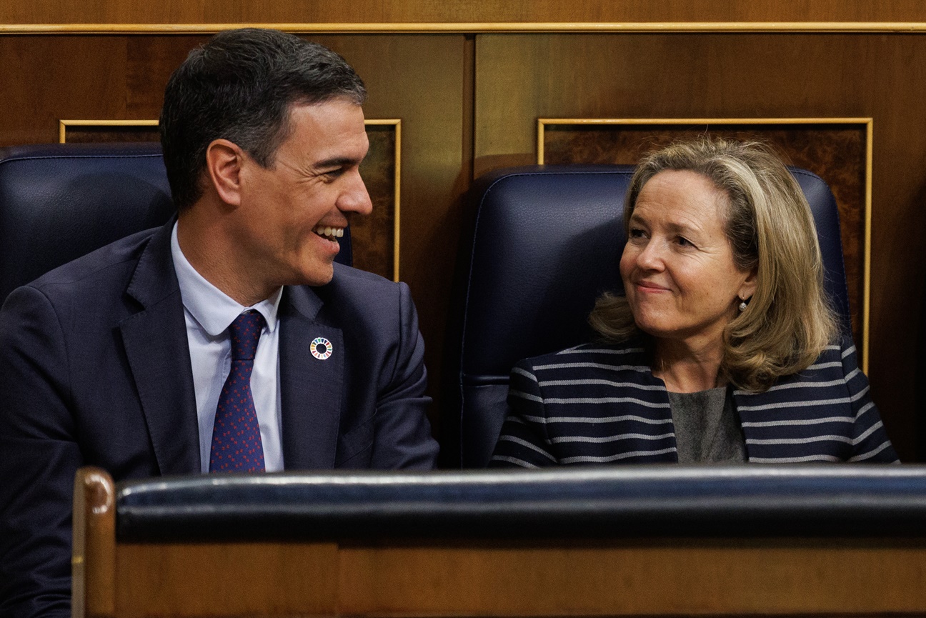Pedro Sánchez junto a Nadia Calviño en el Congreso de los Diputados
