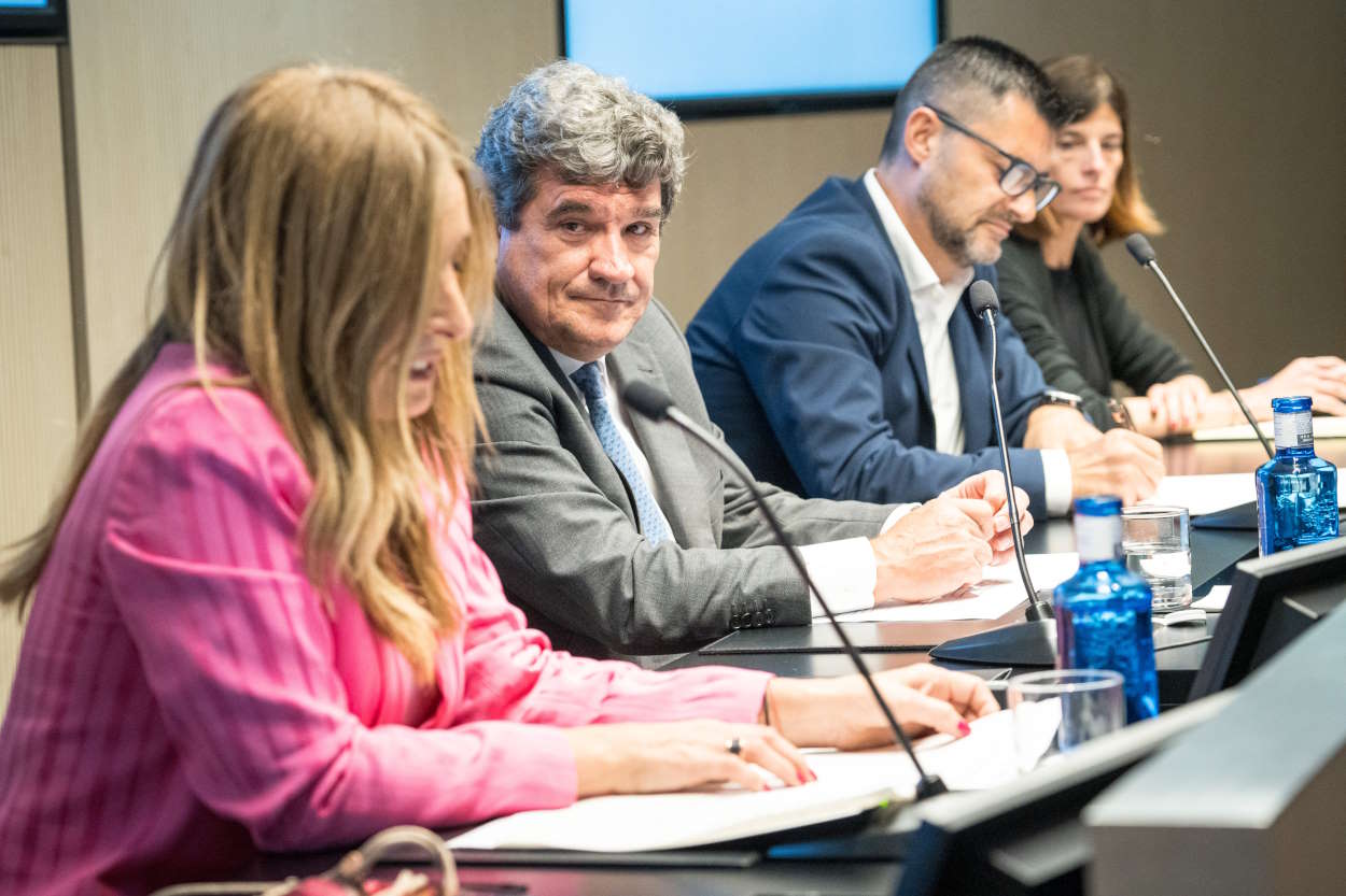 Rosario Fernández, representante de Banco Sabadell; el ministro de Seguridad Social, José Luis Escrivá; el presidente de UPTA, Eduardo Abad, y Cristina Sales, de Bansabadell Seguros. EP