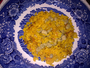 Arroz con legumbres y ensalada de langostinos con mandarina