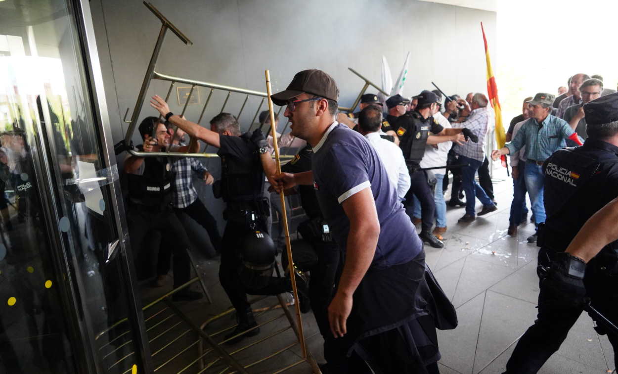 Un grupo de ganaderos violentos ha asaltado por la fuerza la Delegación Territorial causando 12 heridos. EP.