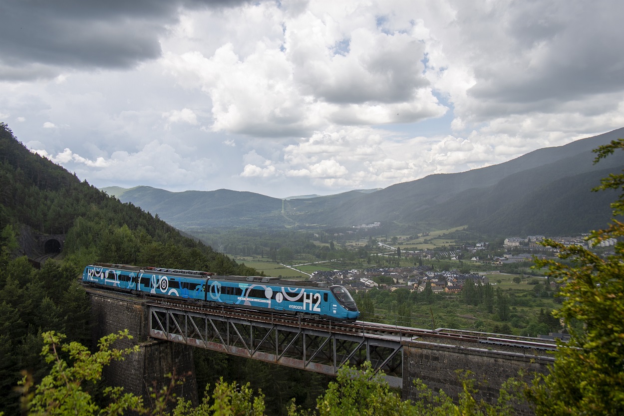 El tren demostrador del proyecto FCH2Rail, primer tren de hidrógeno que circula en pruebas en España. EP