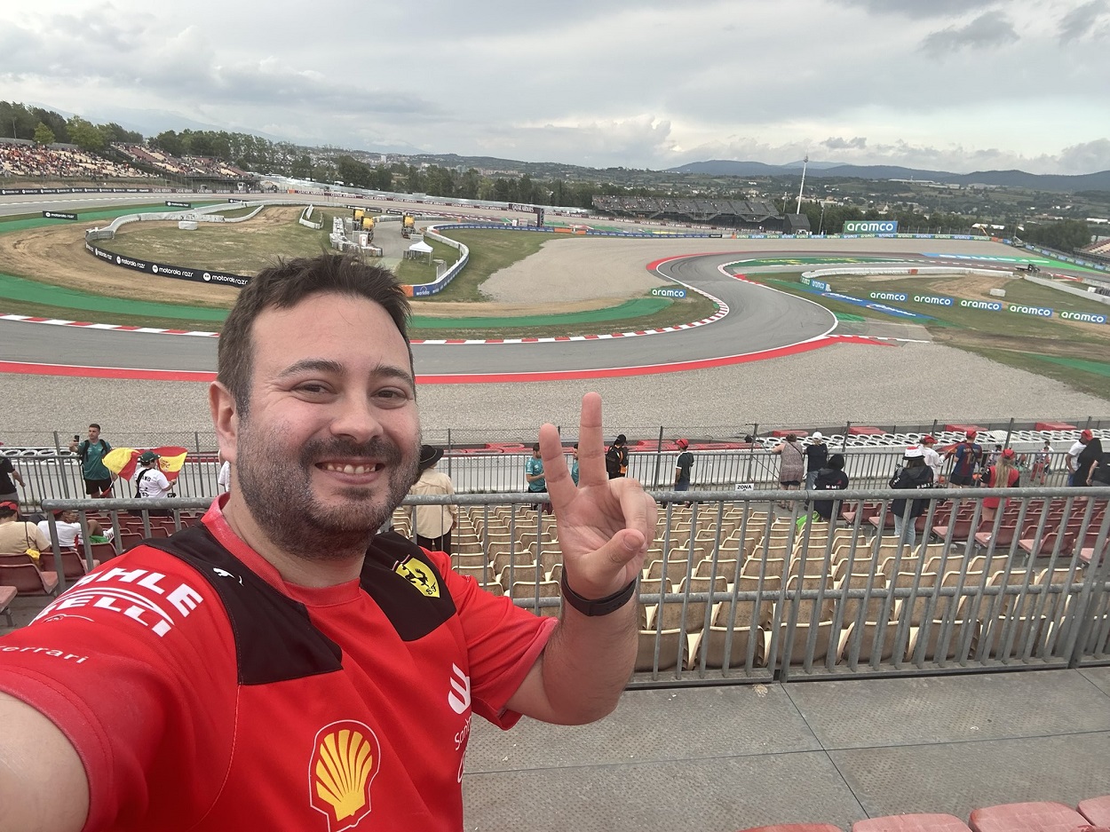 Héctor Párraga viendo el Gran Premio de F1 Montmeló. Twitter.