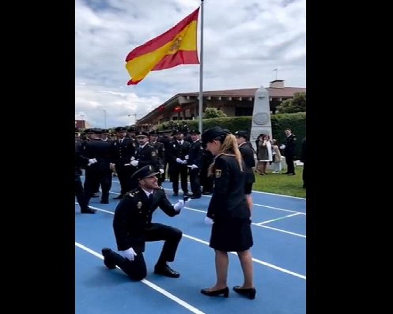 Un Policía pide matrimonio a su novia en plena jura de bandera. Redes sociales