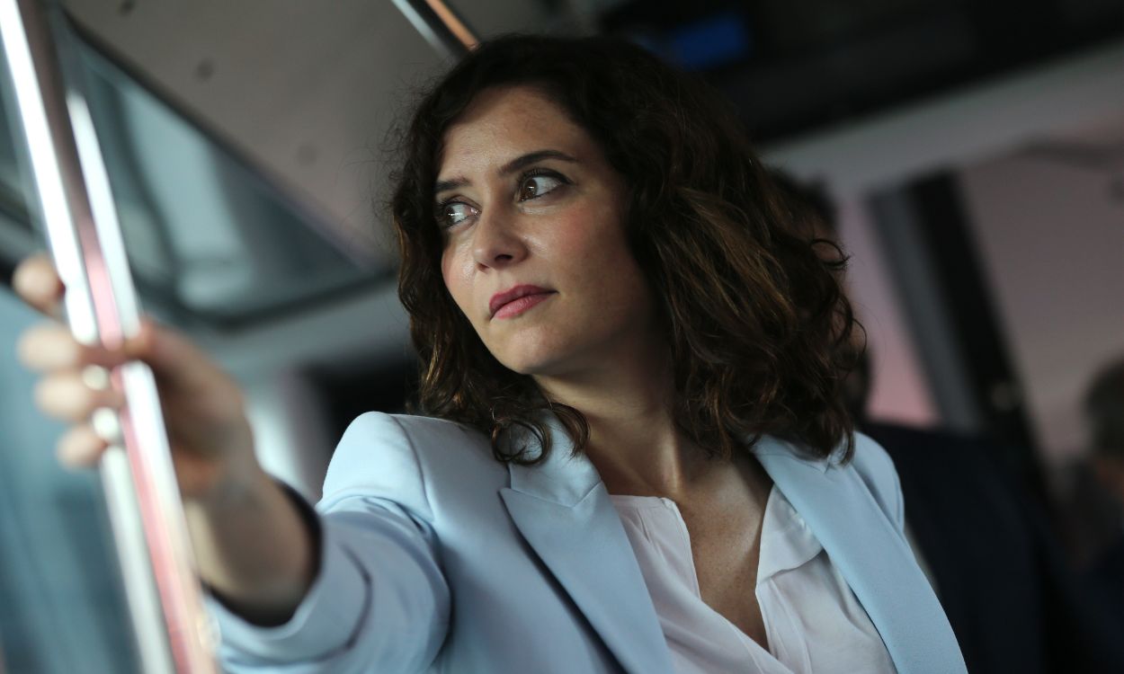 La presidenta de la Comunidad de Madrid, Isabel Díaz Ayuso, montando en autobús. EP