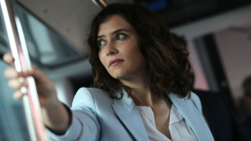 La presidenta de la Comunidad de Madrid, Isabel Díaz Ayuso, montando en autobús. EP