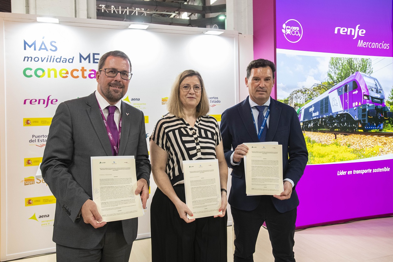 El presidente de Renfe, Raül Blanco; la presidenta de Adif, María Luisa Domínguez; y el presidente de la Autoridad Portuaria de Huelva (APH) Manuel Alberto Santana.