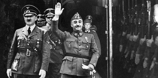 El dictador español Francisco Franco saluda a las tropas acompañado del dictador de la Alemania nazi, Adolf Hitler