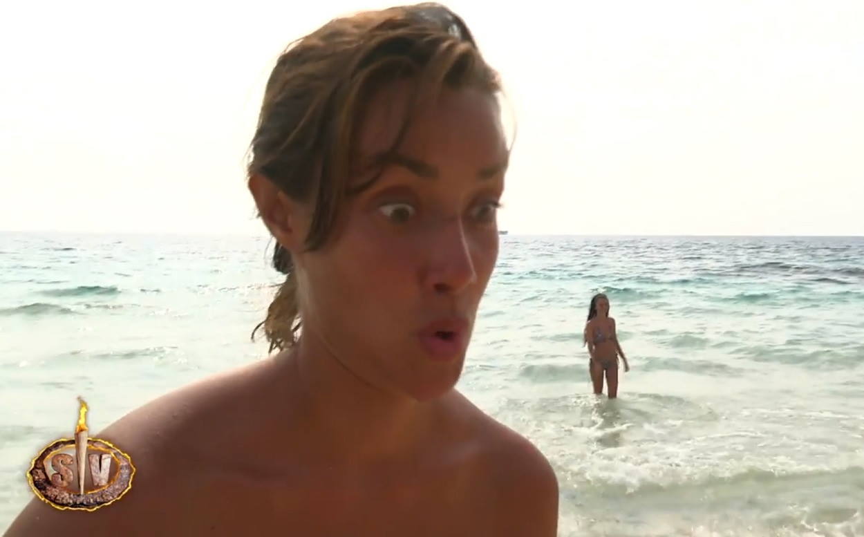 Reacción de Adara Molinero ante el desnudo de Bosco en 'Supervivientes'. Mediaset