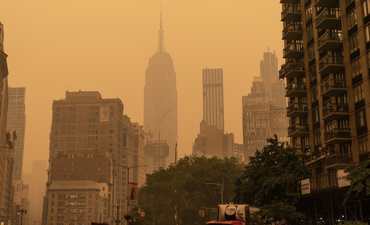 Imagen de archivo de la columna de humo que ha teñido de naranja el cielo de Nueva York raíz de los incendios en Canadá. EP