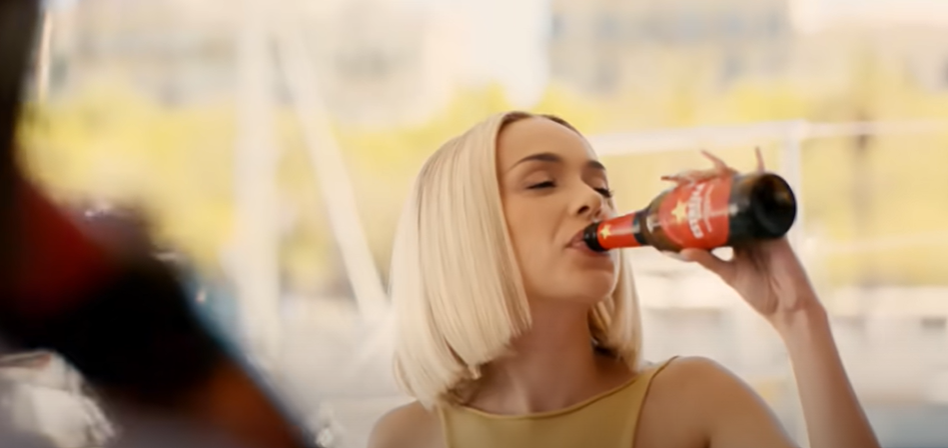 Captura de pantalla. Bad Gyal en el nuevo anuncio de Estrella Damm