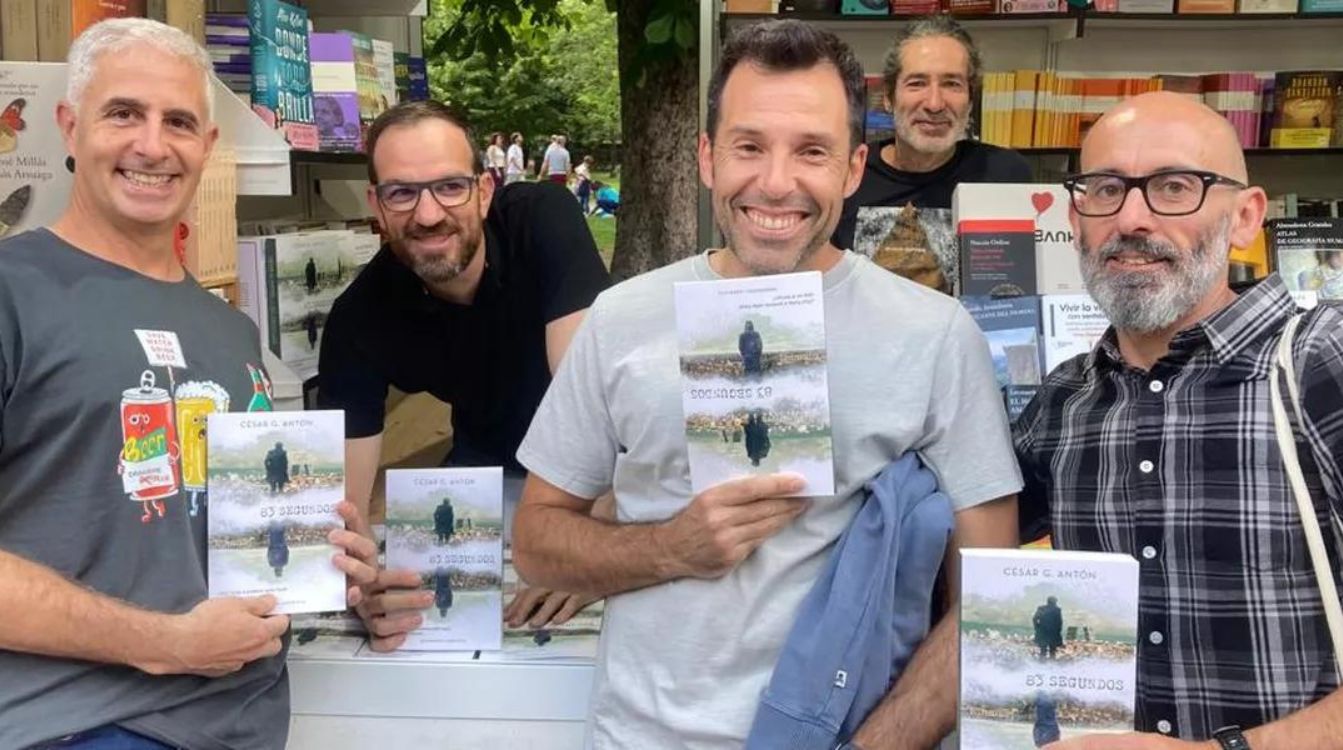 César G. Antón, firmando en la Feria del Libro de Madrid su primera novela '83 segundos'