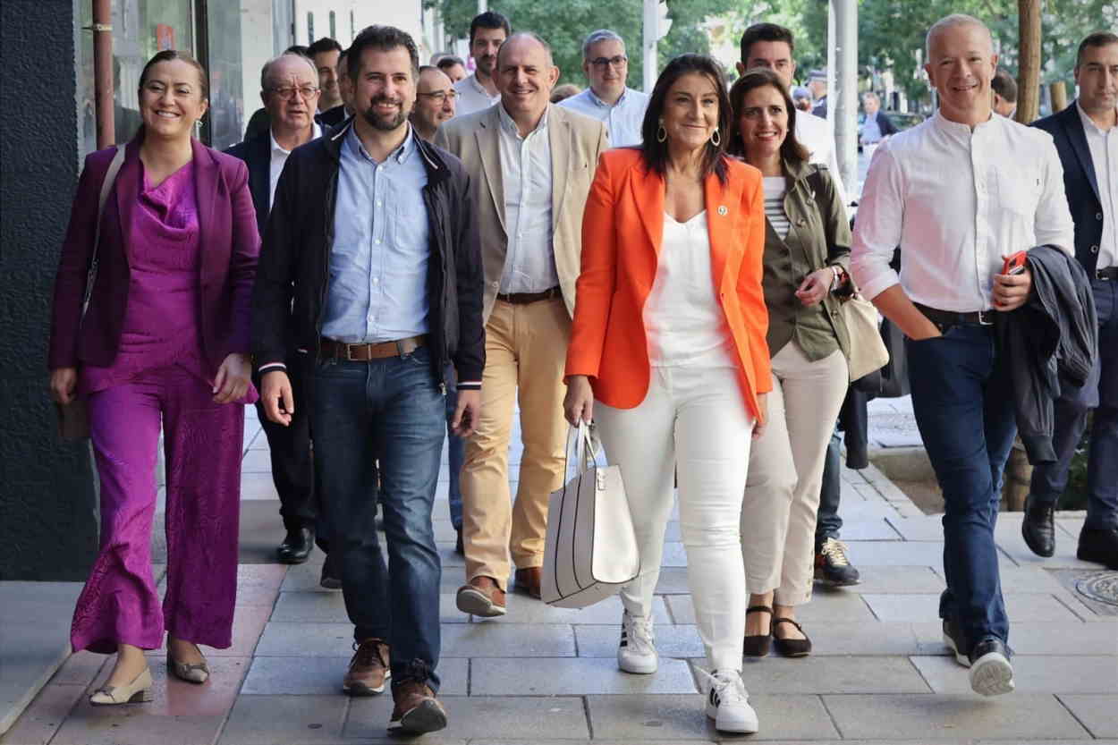 El secretario general del PSOE de Castilla y León, Tudanca, a su llegada a la sede de Ferraz. Europa Press.