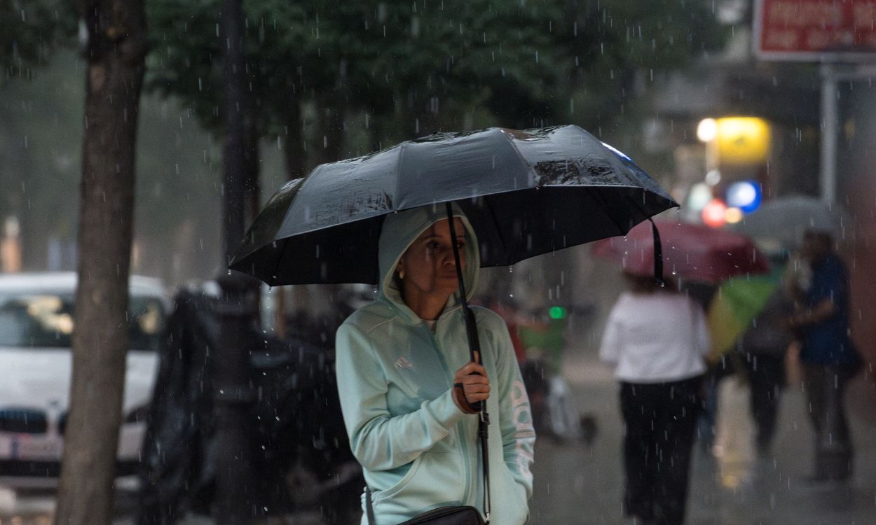 Imagen de archivo de personas caminando bajo la lluvia en las calles de Bilbao. EP.