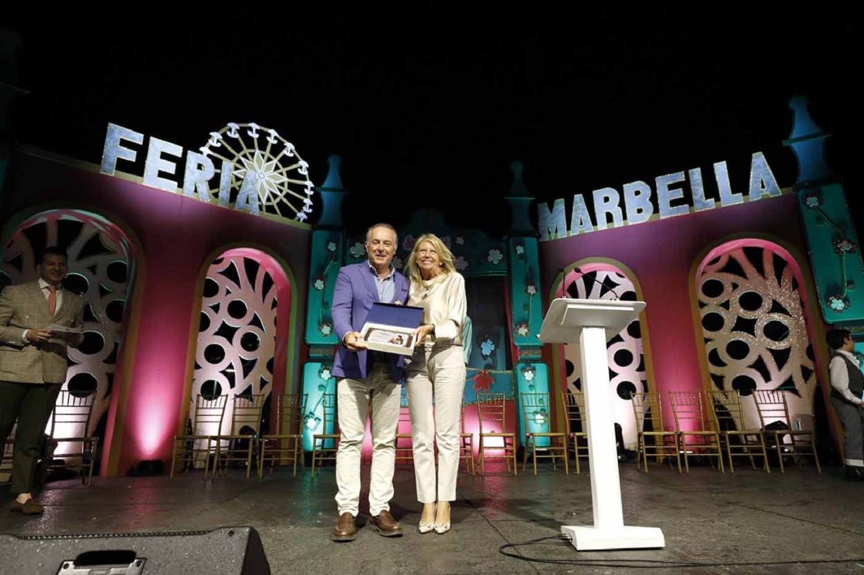 José Manuel Soto y Ángeles Muñoz durante el pregón de la Feria de San Bernabé 2023. Ayuntamiento de Marbella.