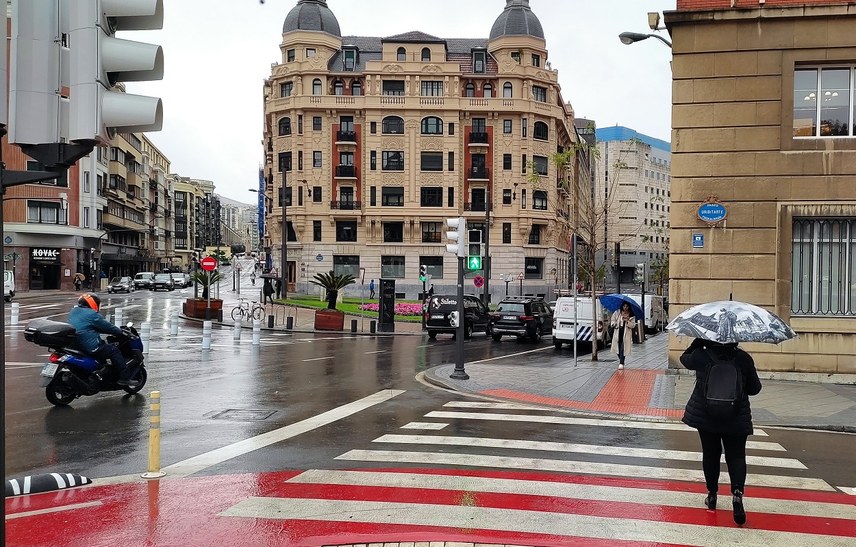 Imagen de archivo de personas caminando bajo la lluvia en las calles de Bilbao. EP.
