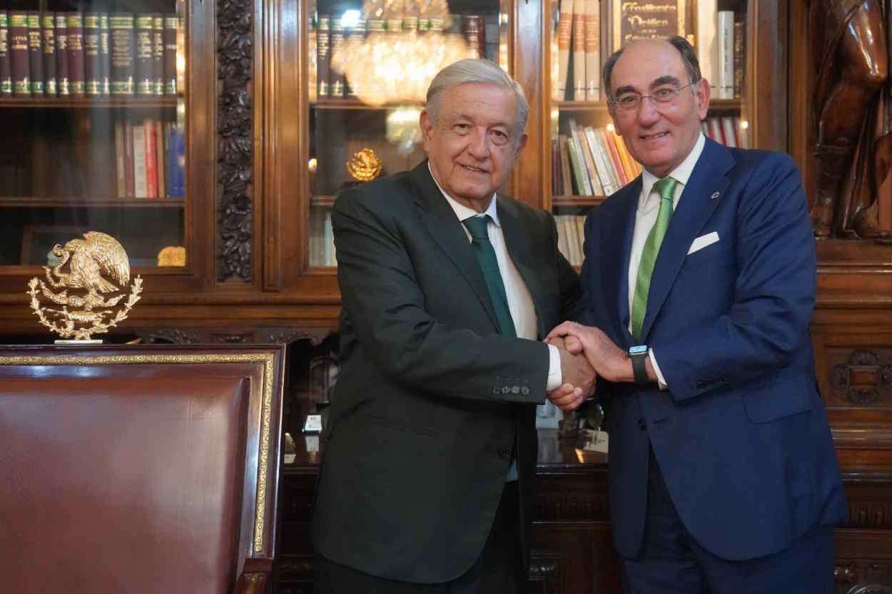 El presidente de México e Ignacio Sánchez Galán, presidente de Iberdrola, tras la firma del acuerdo