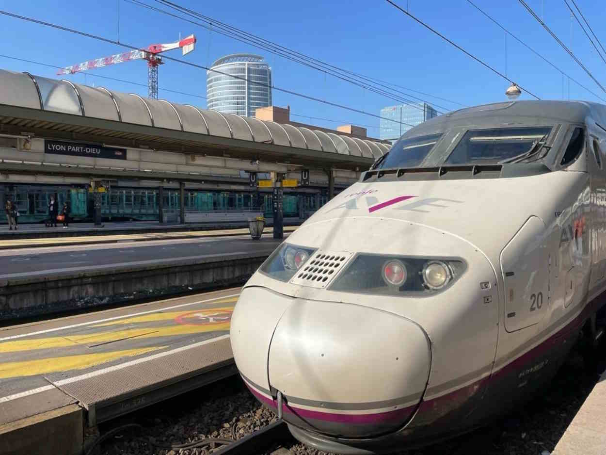 Un AVE de Renfe en la estación de Lyon. EP