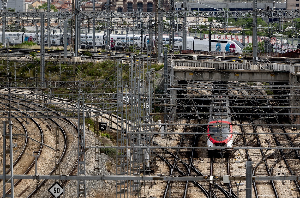 Imagen de dos trenes saliendo de Madrid. EP.