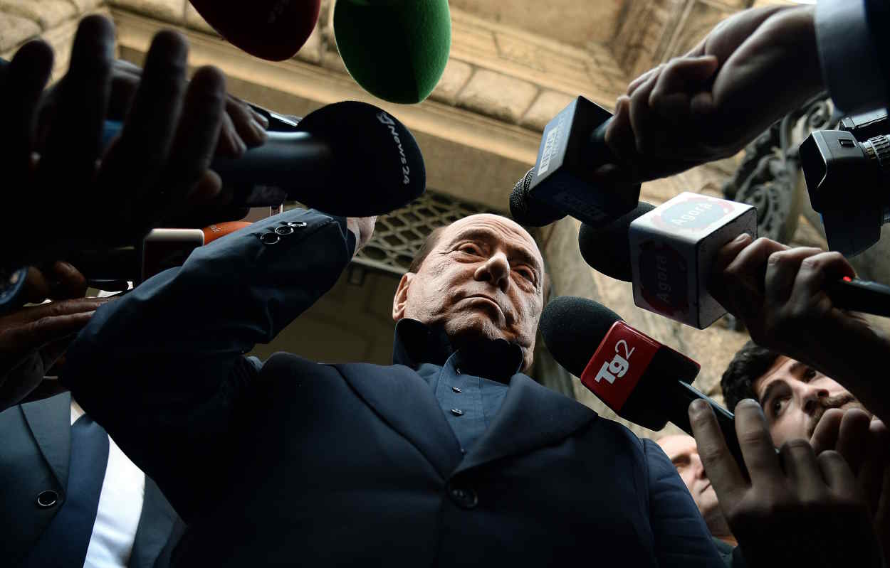 Silvio Berlusconi rodeado de micrófonos en una imagen de archivo. EP