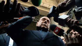 Silvio Berlusconi rodeado de micrófonos en una imagen de archivo. EP