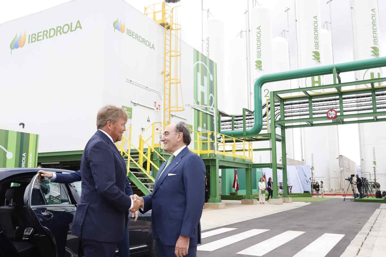 El Rey de Países Bajos junto al presidente de Iberdrola, Ignacio Sánchez Galán, en su visita a la planta de hidrógeno verde en Puertollano