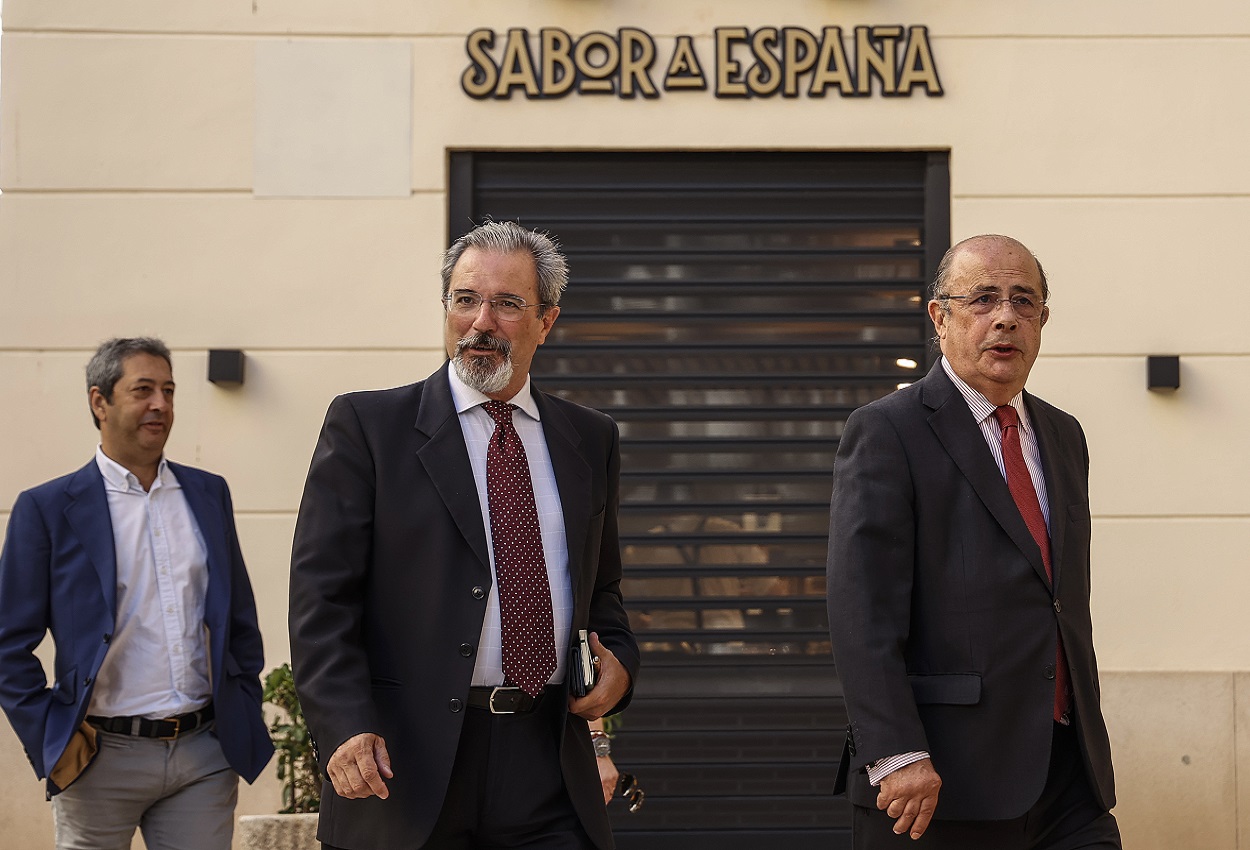 El candidato autonómico de Vox, Carlos Flores (i) y el presidente del partido en Valencia, Ignacio Gil Lázaro (d). EP