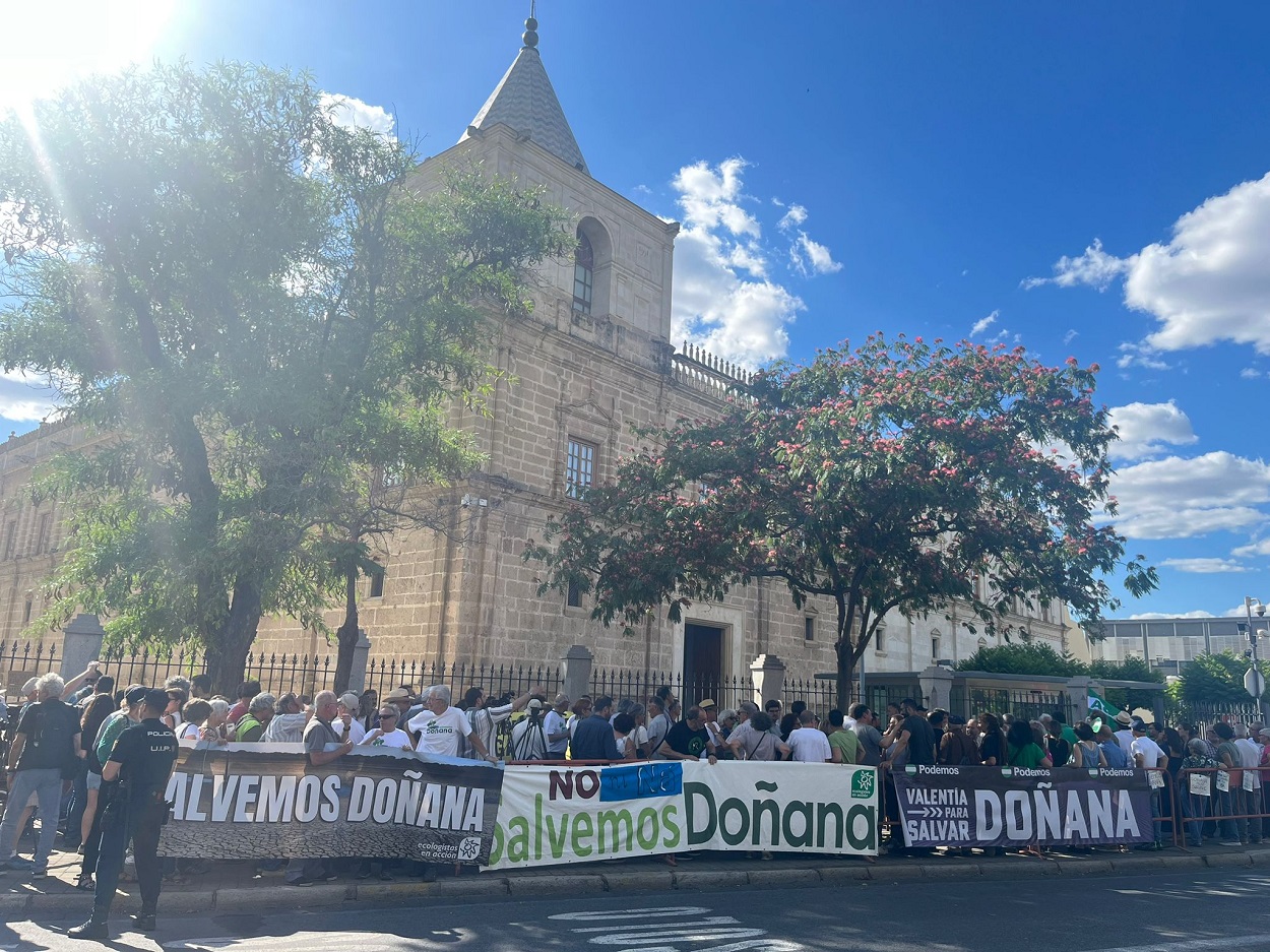Protesta por Doñana a las puertas del Parlamento de Andalucía. Gonzalo Wancha.