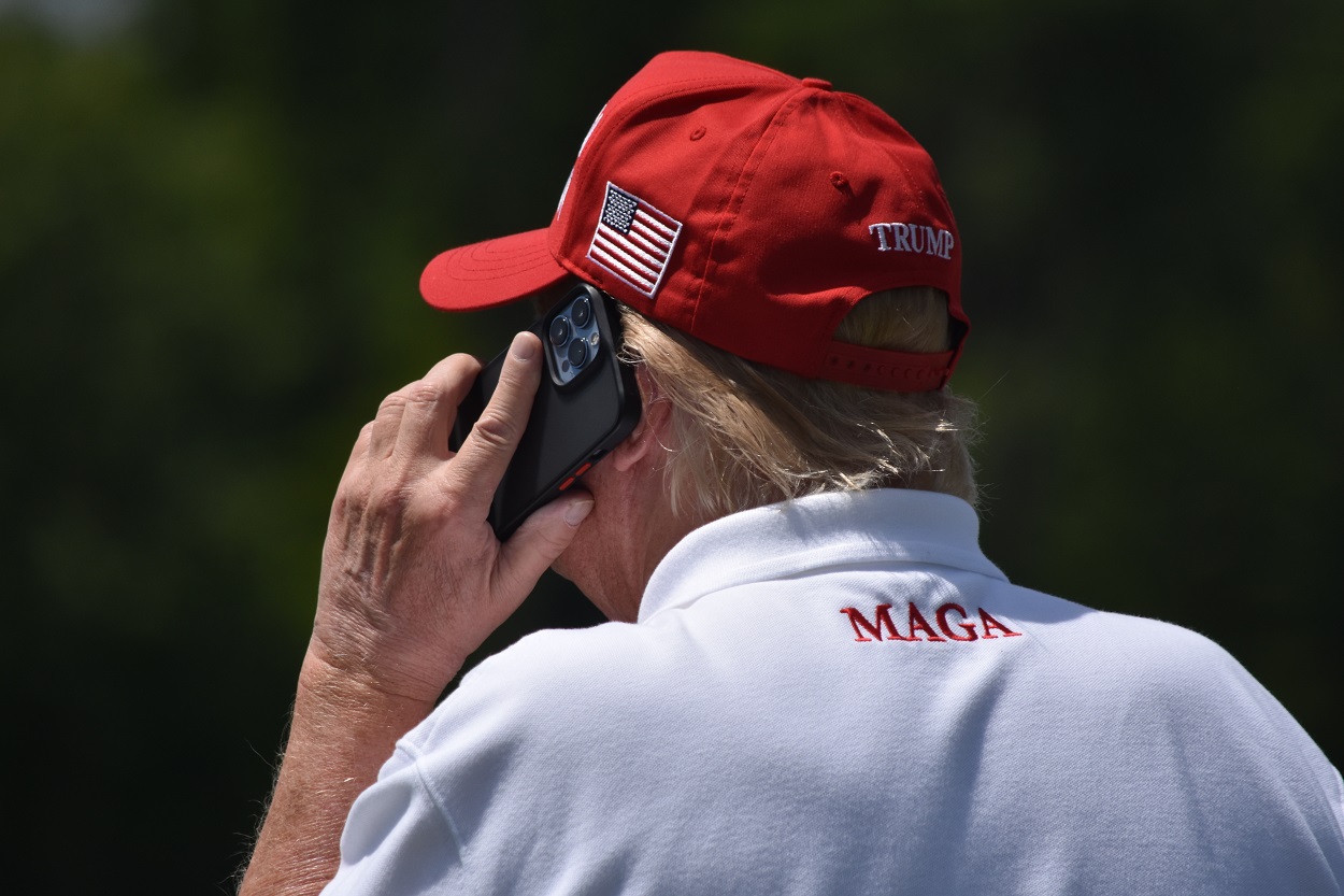 Donald Trump hablando por teléfono. Imagen de archivo. EP