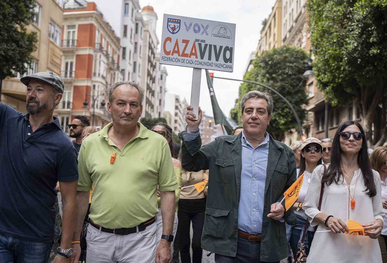 José María Llanos, posible sustituto de Carlos Flores, en una manifestación por la caza. EP