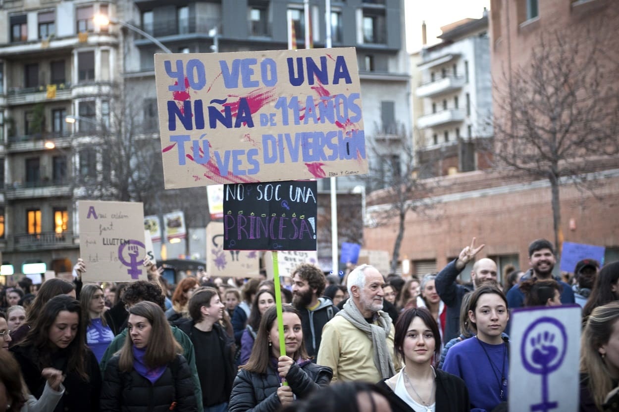 Miles de mujeres protestan con carteles durante la manifestación convocada por el 8M. EP - Glòria Sánchez