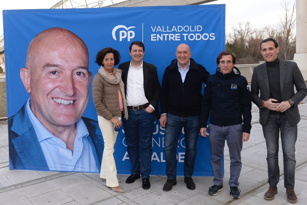 El candidato a la alcaldía de Valladolid por el PP, Jesús Julio Carnero, junto a José Luis Martínez-Almeida.