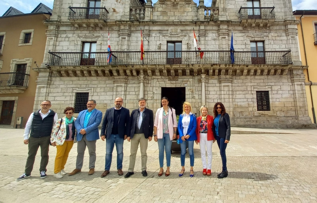 El secretario general del PP de Castilla y León, Francisco Vázquez, con Marco Morala, y otros miembros de la candidatura. EP