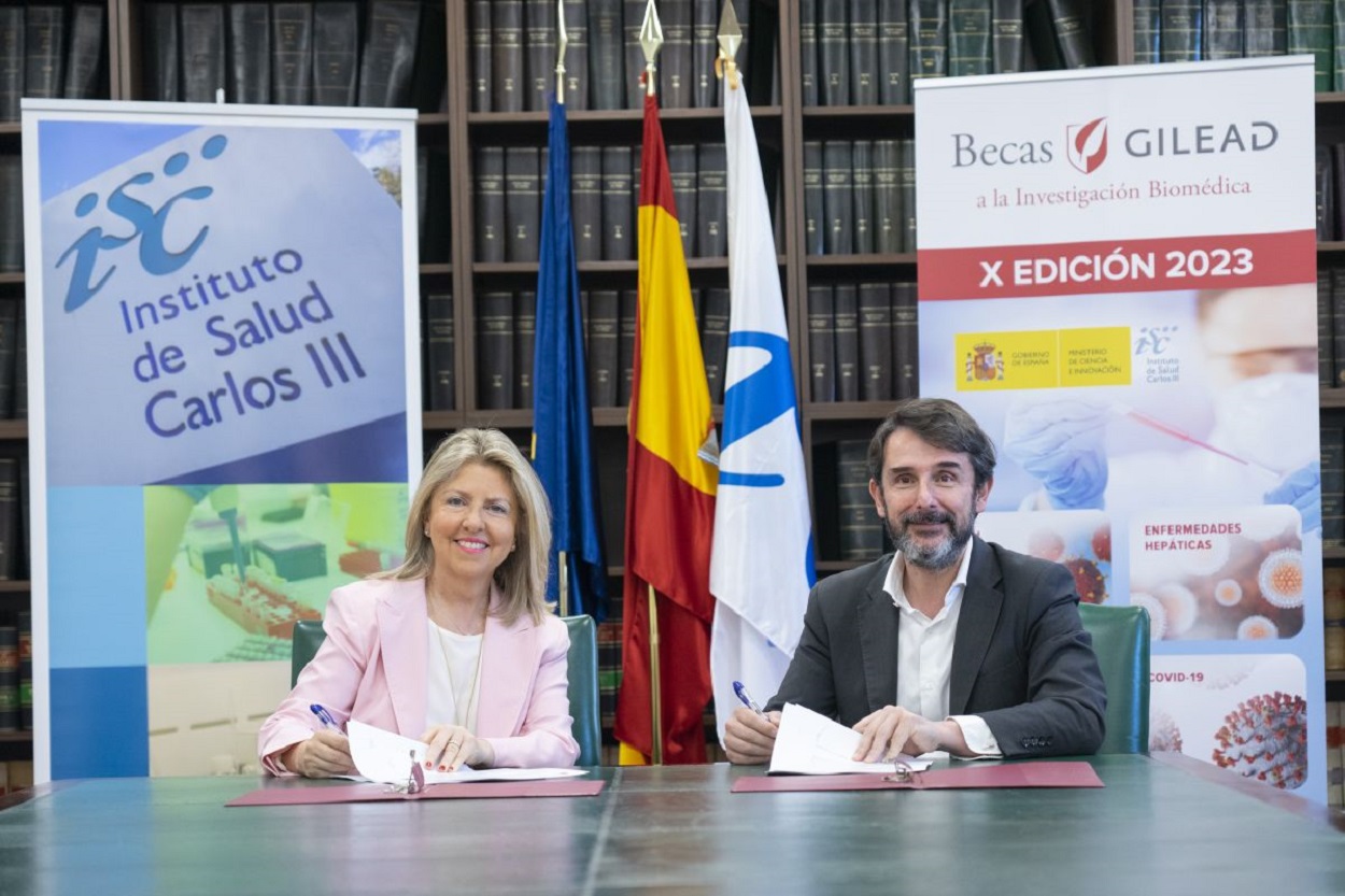 La vicepresidenta y directora general de Gilead España, María Río, y el director general del Instituto de Salud Carlos III (ISCIII), Cristóbal Belda.
