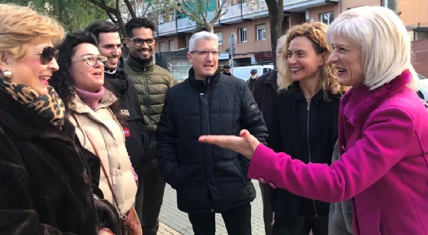 La presidenta del Congreso, Meritxell Batet, con la alcaldesa de Esplugues de Llobregat, Pilar Díaz. EP