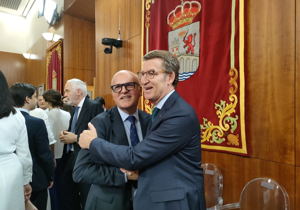 Feijóo y Baltar se abrazan en el acto de toma de posesión de Alfonso Rueda como presidente de la Xunta hace poco más de un año (Foto: Europa Press).