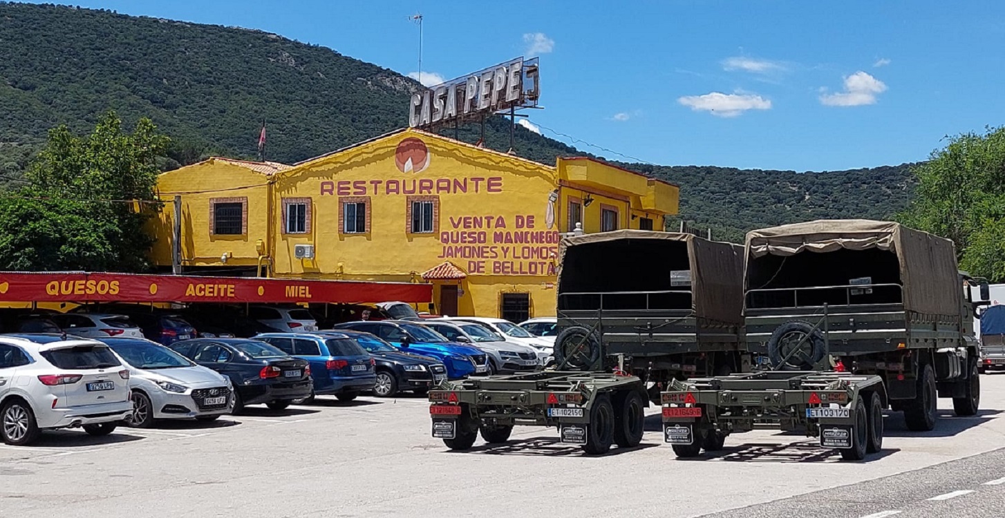 Dos camiones del Ejército de Tierra en el local fascista Casa Pepe.