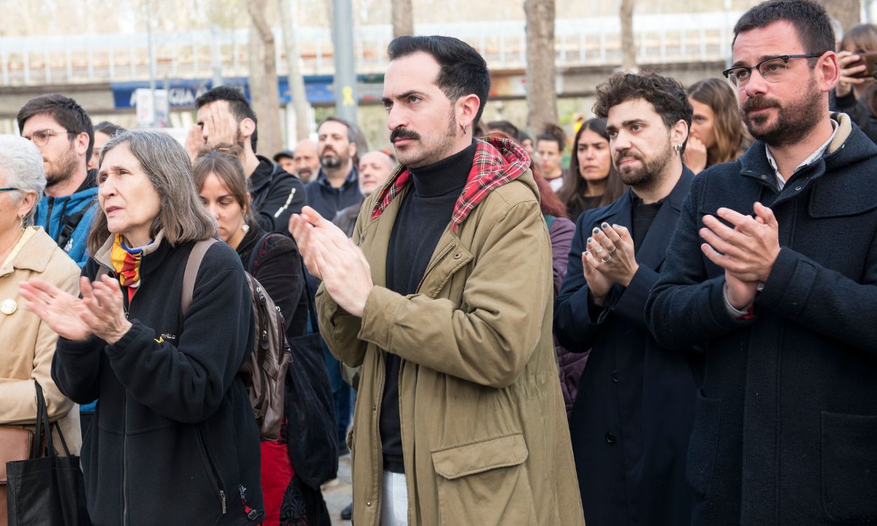 El diputado de Guayem Lluc Salellas (1d) participa en un acto de apoyo a los cuatro acusados por cortar las vías del AVE en las protestas del primer aniversario del 1 O, en los Juzgados de Girona.