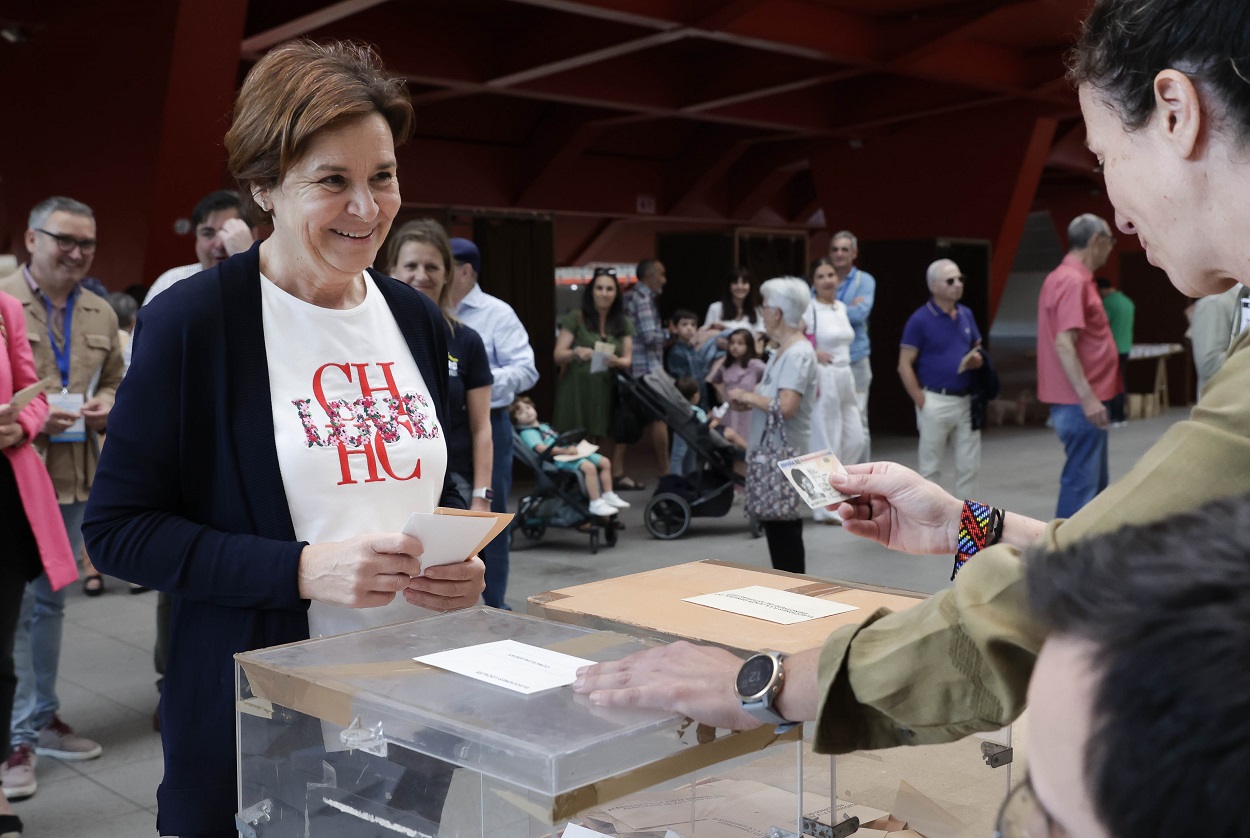 Carmen Moriyón ejerciendo su derecho a voto en una imagen de archivo. EP